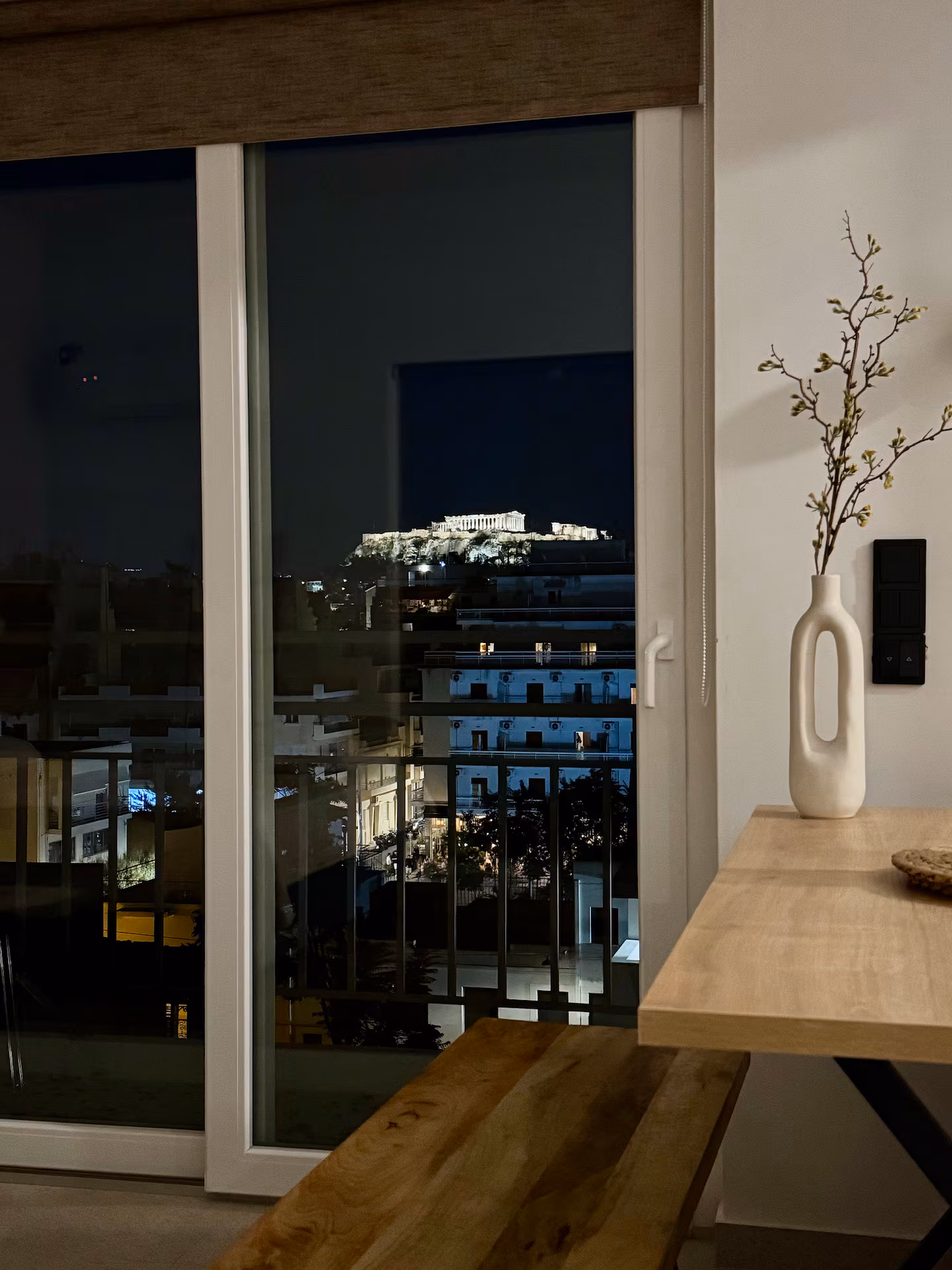 Σαλόνι με μεγάλα παράθυρα στο Airbnb διαμέρισμα Κεραμεικού