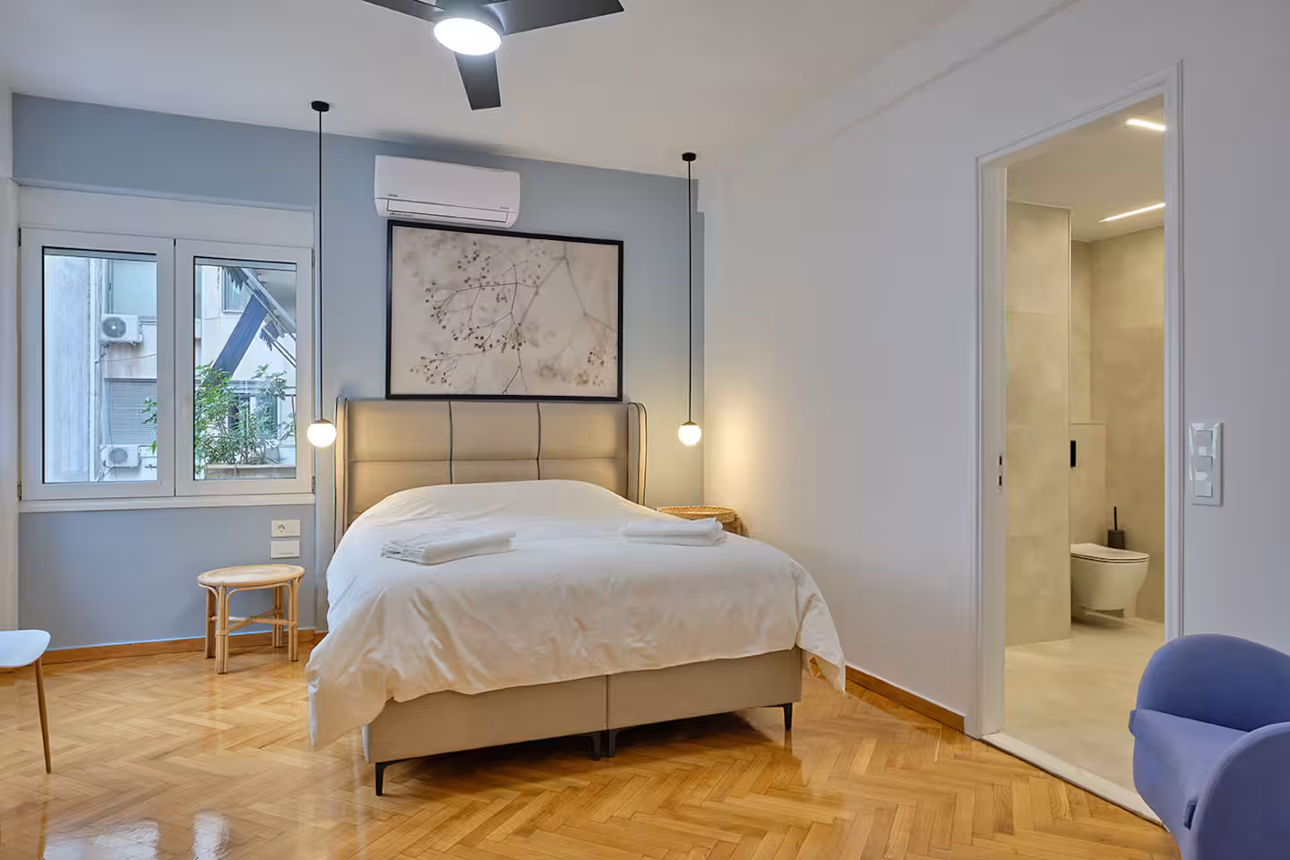 Υπνοδωμάτιο με μεγάλες ντουλάπες στο Κολωνάκι